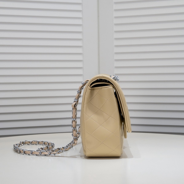 シャネルバッグ背面デザイン